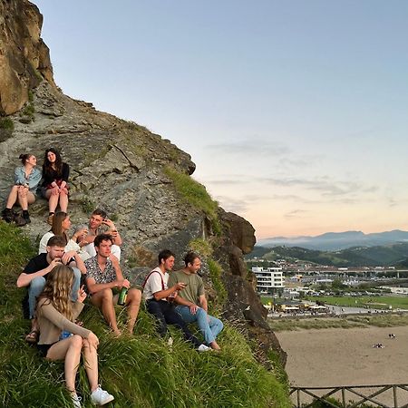 Surf Camp San Sebastian Bed & Breakfast Aia Bagian luar foto