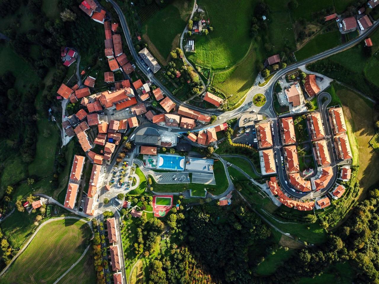 Surf Camp San Sebastian Bed & Breakfast Aia Bagian luar foto