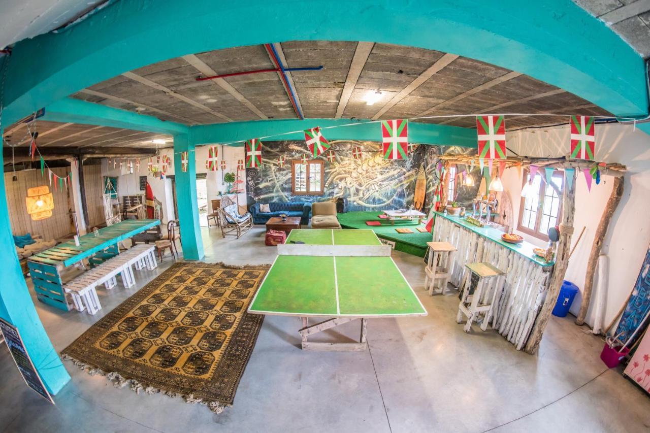 Surf Camp San Sebastian Bed & Breakfast Aia Bagian luar foto