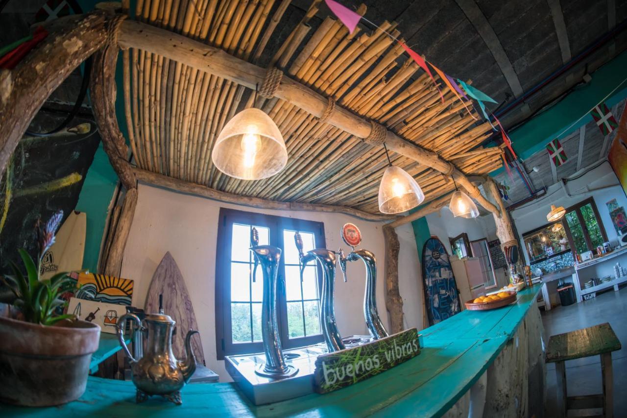 Surf Camp San Sebastian Bed & Breakfast Aia Bagian luar foto