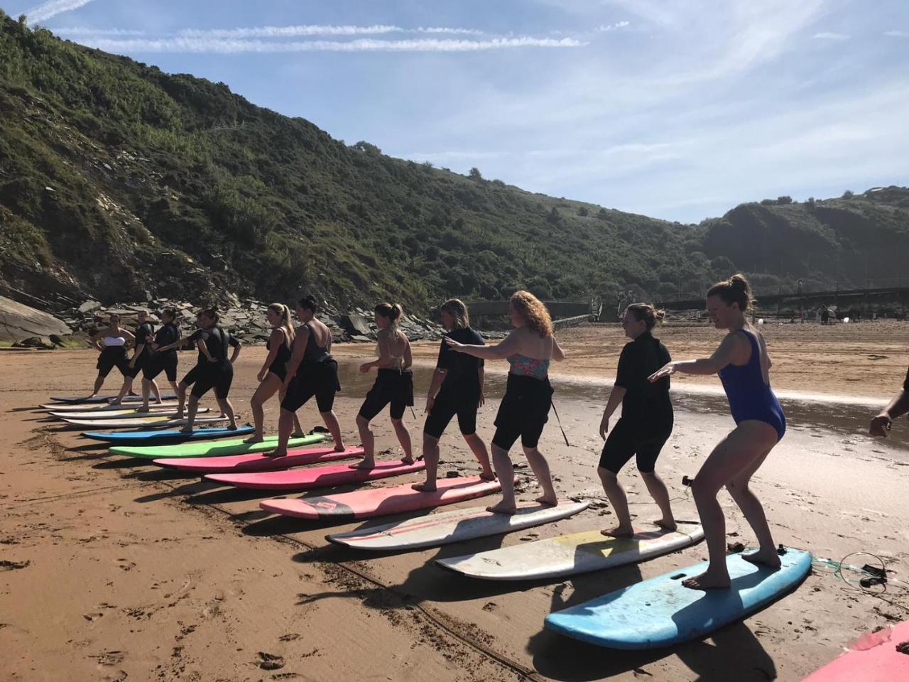 Surf Camp San Sebastian Bed & Breakfast Aia Bagian luar foto