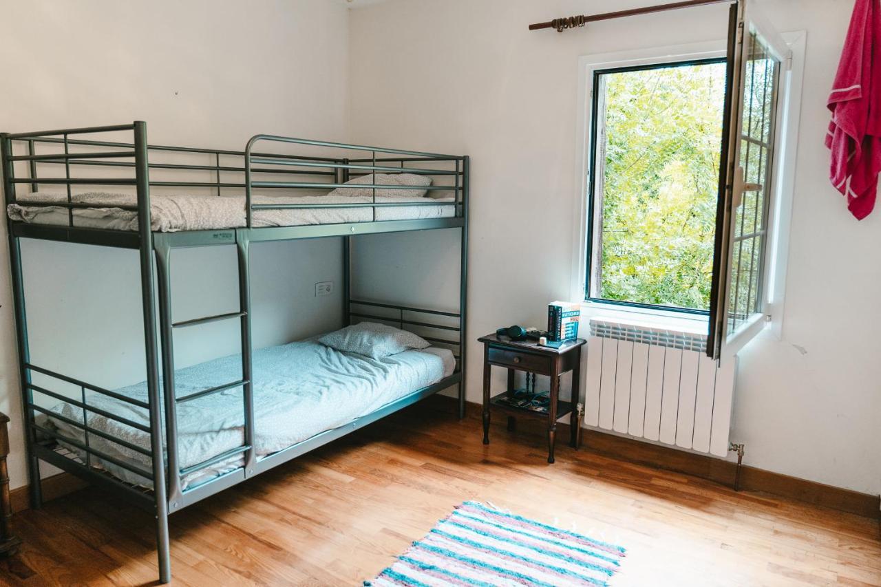 Surf Camp San Sebastian Bed & Breakfast Aia Bagian luar foto